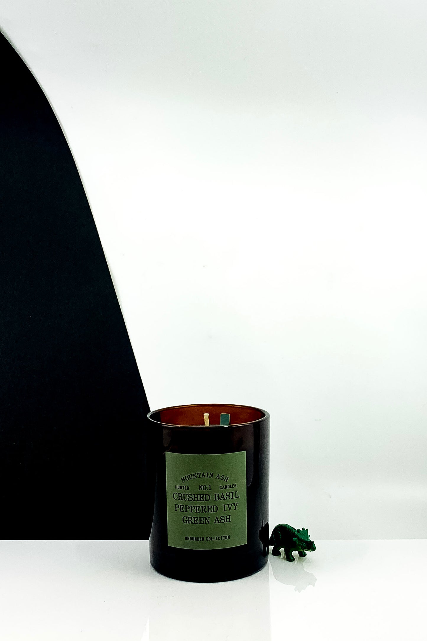 Hunter Candles No.1 Mountain Ash Crushed Basil + Peppered Ivy + Green Ash